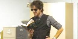 Se poate citi cu ochelari de soare?