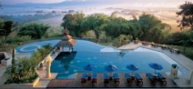 O piscină între trei ţări